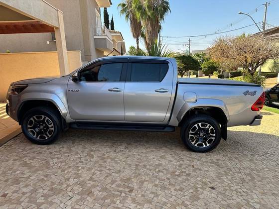 TOYOTA HILUX 2.8 D-4D TURBO DIESEL CD SRX PLUS 4X4 AUTOMÁTICO TOYOTA HILUX 2.8 D-4D TURBO DIESEL CD SRX PLUS 4X4 AUTOMÁTICO